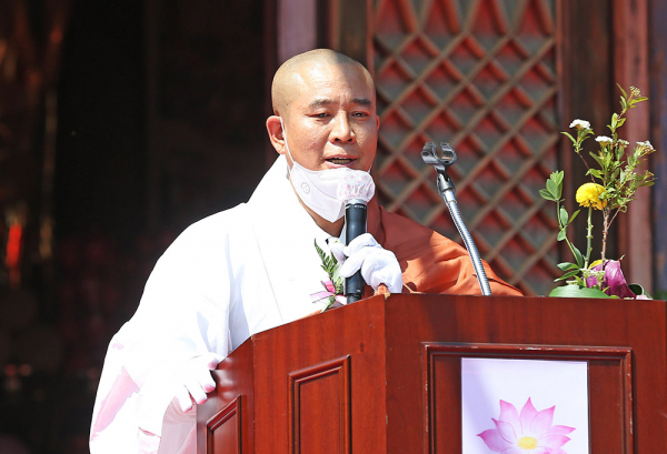 부처님오신날인 19일 오후 영천 은해사에서 열린 봉축법요식에서 주지 덕관스님이 봉행사를 하고 있다. 박영제기자 yj56@kyongbuk.com