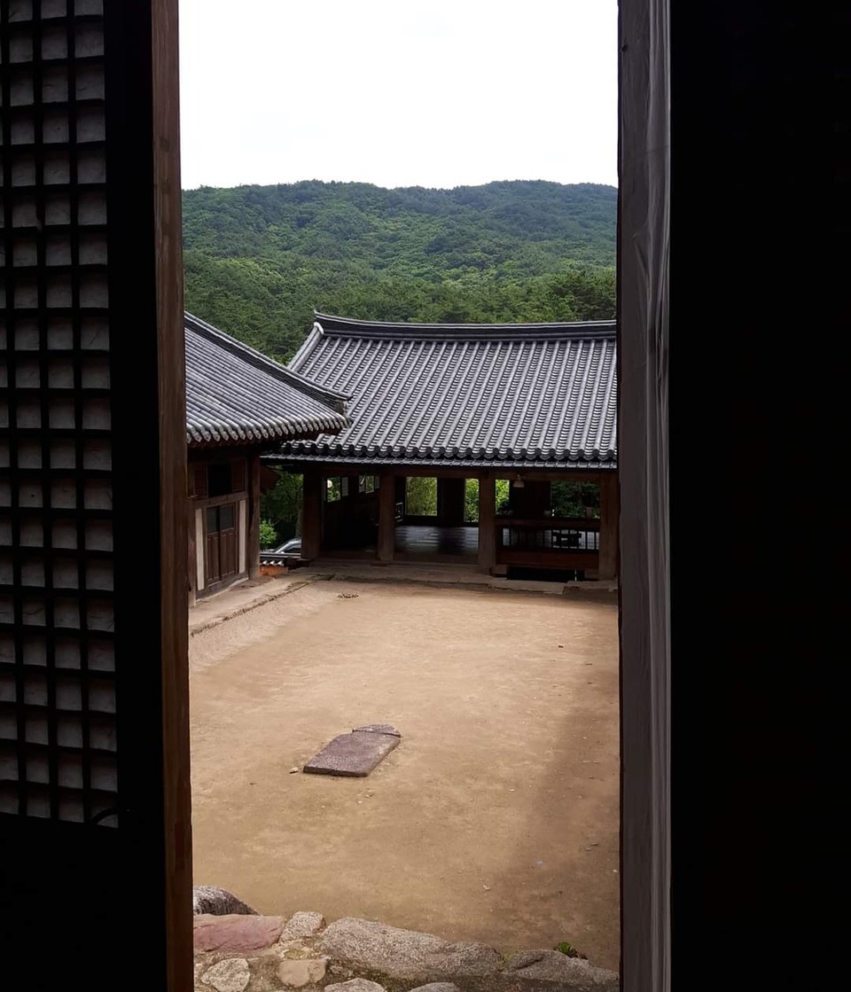 백흥암 극락전 앞 마당 태초의 고요가 머물고 있다. 곽성일 기자