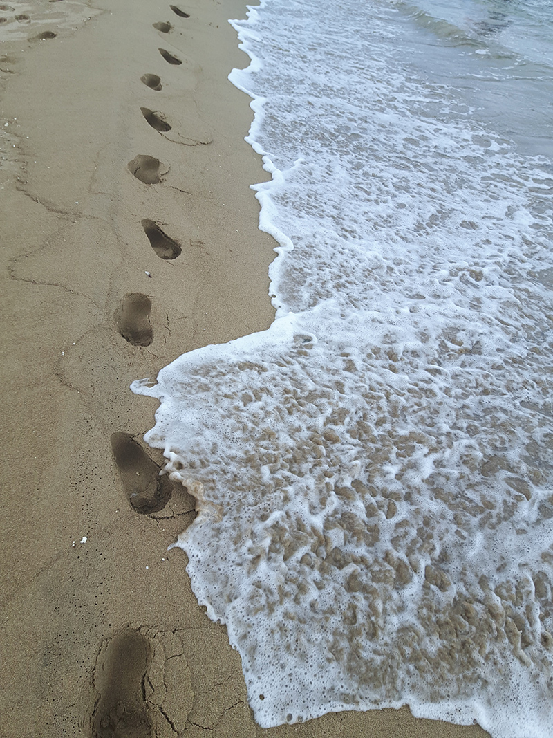 동해 바다 모래 발자국이 영원부터 존재한 흰 파도와 만난다. 곽성일 기자