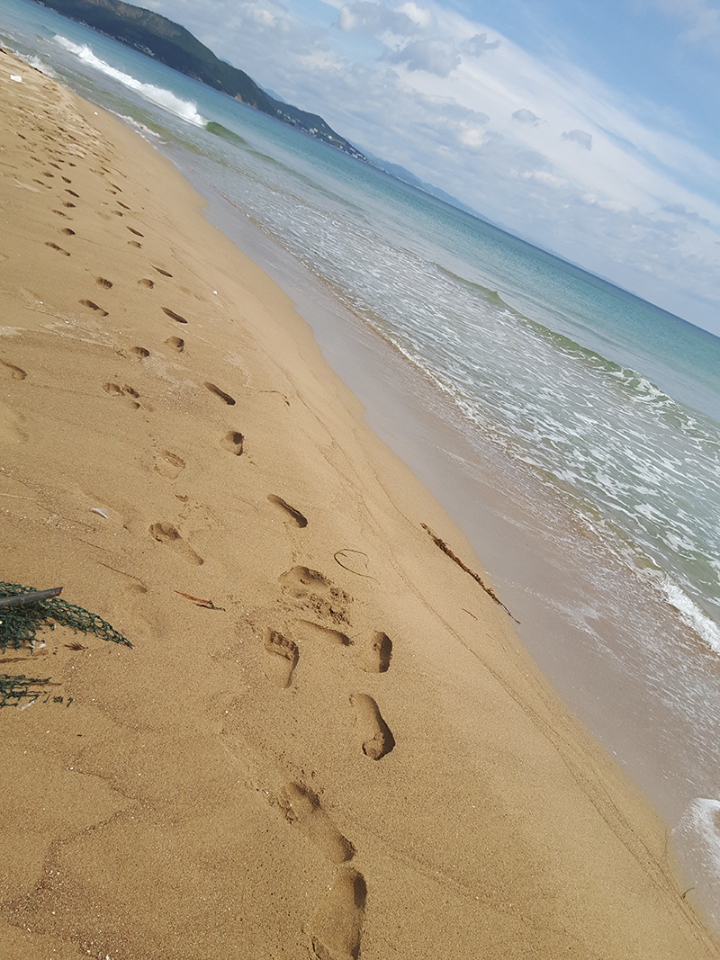 모래와 바다, 그리고 하늘이 발자국과 맞닿아 있다.