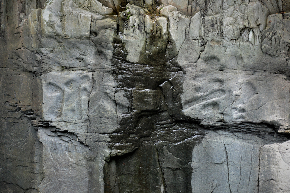 옥산서원 앞 용추폭포의 용추 바위글씨, 퇴계 친필 묵적이 독락당에 전한다.