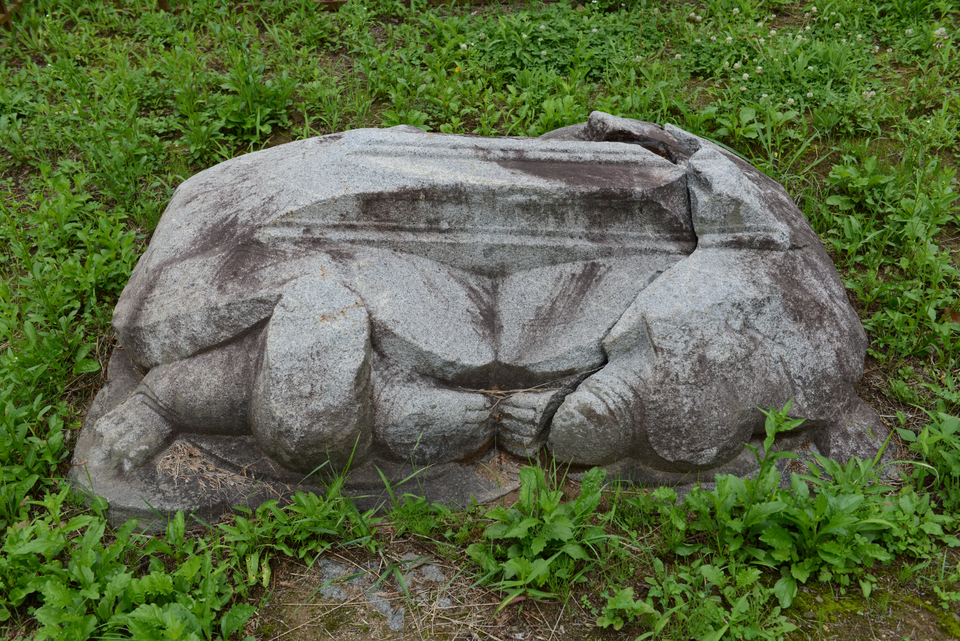 법광사지 쌍신두귀부, 전체 크기 180×140cm, 비좌 88×19cm.