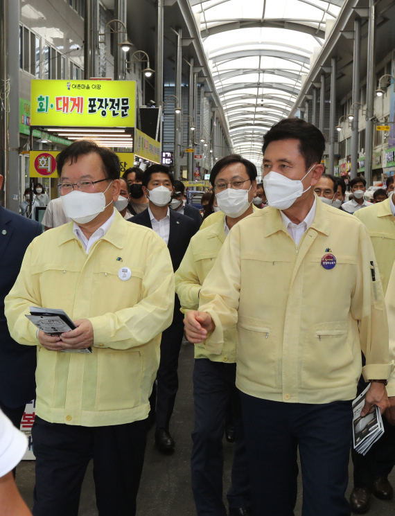 이강덕 시장이 포항을 방문한 김부겸 총리와 죽도시장에서 코로나19 합동 방역점검을 하고 있다. 경북일보DB