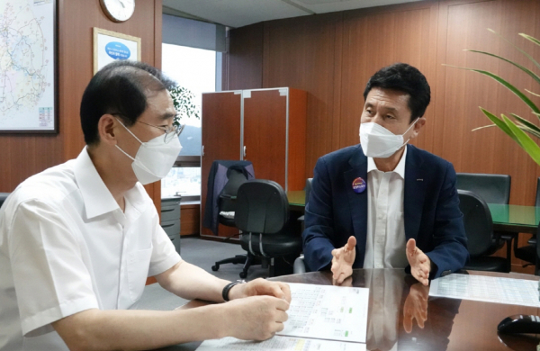 지난 19일 이강덕 포항시장이 국가철도공단을 방문해 동해남부선 조기 개통을 요청하고 있다.