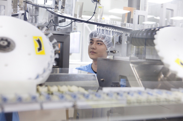 SK바이오사이언스 연구원이 L하우스에서 백신을 검수하고 있다.