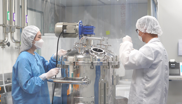 동물세포실증지원센터 직원들이 백신 생산을 위한 연구를 진행하고 있다.