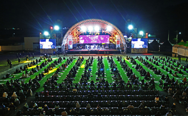 17일 오후 경북 포항시 북구 흥해읍 칠포해수욕장 상설무대에서 열린 '2021 칠포재즈페스티벌'을 찾은 시민이 공연을 관람하고 있다.  박영제기자 yj56@kyongbuk.com