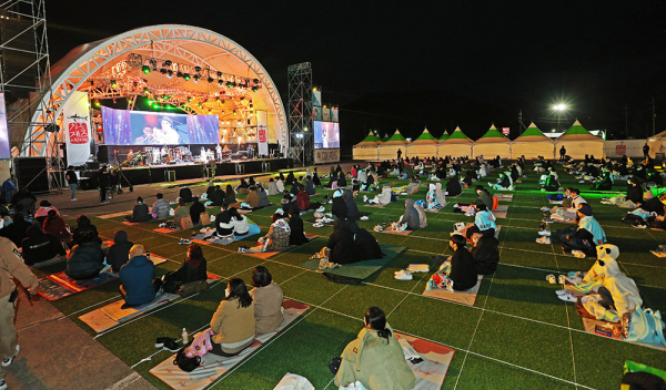 17일 오후 경북 포항시 북구 흥해읍 칠포해수욕장 상설무대 앞 그린존 돗자리에서 관람객들이 '2021 칠포재즈페스티벌'을 즐기고 있다.  박영제기자 yj56@kyongbuk.com