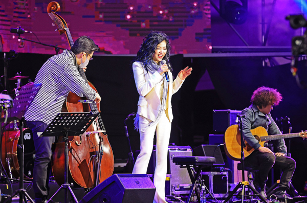 웅산밴드가 17일 오후 경북 포항 칠포해수욕장 상설무대에서 열린 '2021 칠포재즈페스티벌'에서 멋진 공연을 선보이고 있다.  박영제기자 yj56@kyongbuk.com