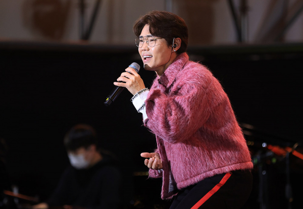 가수 김범수가 17일 오후 경북 포항 칠포해수욕장 상설무대에서 열린 '2021 칠포재즈페스티벌'에서 멋진 공연을 선보이고 있다.  박영제기자 yj56@kyongbuk.com