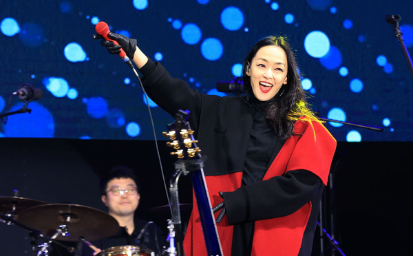 자우림밴드가 17일 오후 경북 포항시 칠포해수욕장 상설무대에서 열린 '2021 칠포재즈페스티벌'에서 멋진 공연을 선보이고 있다.  박영제기자 yj56@kyongbuk.com