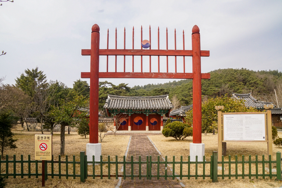 숭신전. 탈해왕의 영정과 위패를 모시고 있다.