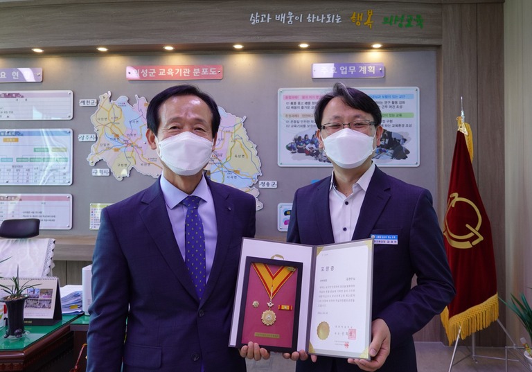 헌혈 200회 달성으로 명예대장 받아은.의성교육지원청 김경민 (오른쪽) 재정지원담당,