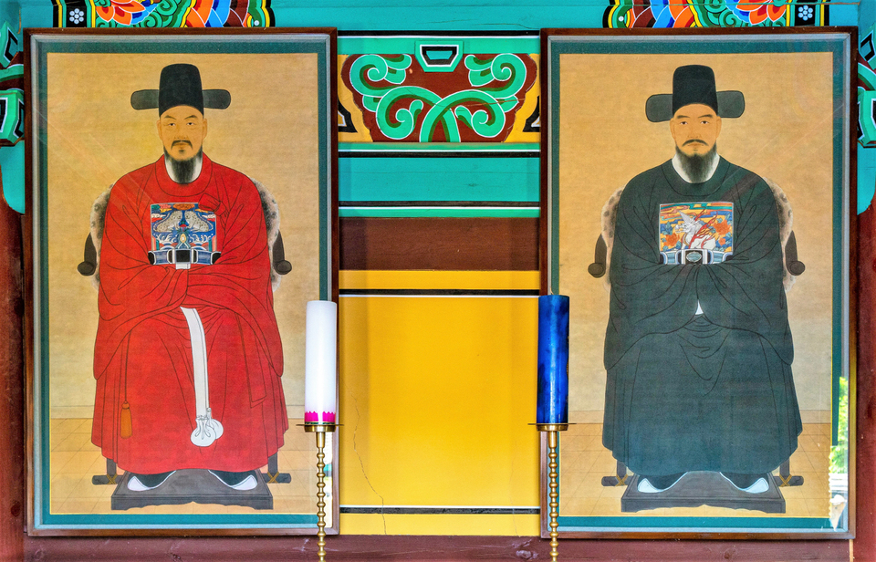 이순신장군(왼쪽)과 김완장군의 영정.