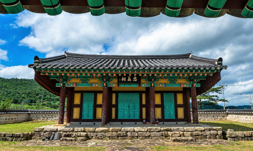 이순신장군과 김완장군의 영정을 모신 충의사.