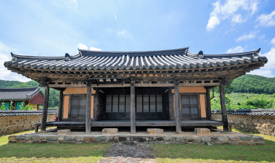 동린각. 중국 동쪽, 우리나라에 있는 기린각이라는 뜻으로 이름 지었다.