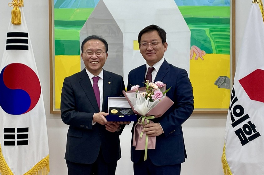 김형동 국회의원(오른쪽)이 국민의힘에서 선정한 ‘2023년 국정감사 우수의원’으로 뽑혔다.