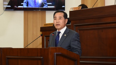 경산시의회 본회의장에서 발언하는 권중석 시의원.