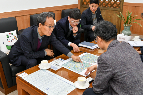 박남서 영주시장(왼쪽 첫번째)이 11일 영주시청을 방문한 김홍목 부산국토관리청장과 면담을 가지고 지역 현안에 대해 논의하고 있다.