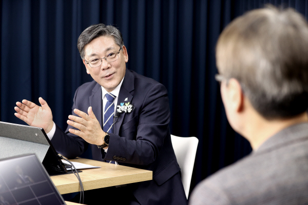 제22대 총선 대구 달서구갑에 출마한 더불어민주당 권택흥 예비후보가 11일 오후 대구시 동구 경북일보 대구스튜디오에서 진행한 경북일보TV ‘화통톡쇼’에 참여해 임한순 경일대 특임교수의 질문에 답하고 있다. 정훈진 기자 jhj131@kyongbuk.com