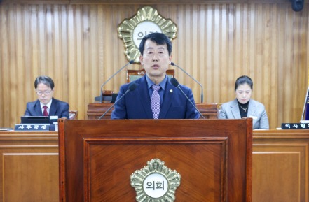 김주영 영주시의회 의원이 14일 개회된 제279회 임시회 제2차 본회의에서 5분 자유발언을 하고 있다.
