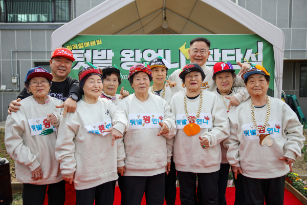김재욱 칠곡군수(오른쪽 세번째)가 27일 칠곡할매래퍼 그룹 ‘텃밭 왕언니’ 창단식에 참석해 할머니들을 응원하고 있다.