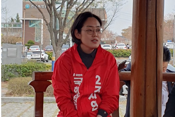 국민의힘 경산선거구 조지연 후보가 2일 경산시청 앞 정자에서 기자들과 만나 지역공약에 대해 설명하고 있다. 김윤섭기자.