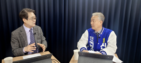 제22대 총선 대구 북구을 총선을 받은 더불어민주당 신동환 후보가 지난 4일 대구시 동구 경북일보 대구 스튜디오에서 진행한 ‘경북일보TV’ 유튜브 ‘화통톡쇼’에 출연해 임한순 경일대 특임교수의 질문에 답하고 있다.정훈진 기자 jhj131@kyongbuk.com