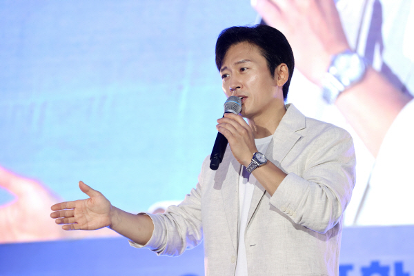 VOS 가수 박지헌이 21일 오후 포항 철길숲 한터마당 특설무대에서 열린  ‘2024 포항GreenWay 인문학 토크콘서트’에서 다둥이 아빠가 들려주는 인생이야기를 주제로 강연을 펼치고 있다. 정훈진 기자 jhj131@kyongbuk.com