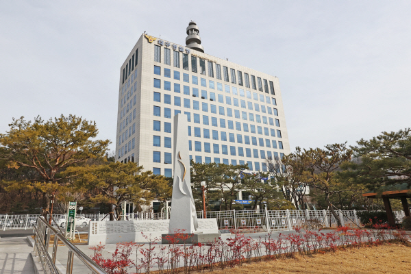 <b>대구경찰청</b> 앞에서 <b>인화물질</b> 들고 난동 부린 40대 남성 검거