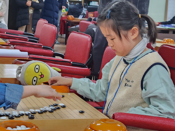 백호 2학년부 참가한 강이솔(현곡초) 군이 최고의 수를 두기 위해 고민하고 있다. 서의수 기자