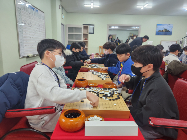 대국을 펼치고 있는 청룡 2학년부 참가 학생들. 서의수 기자