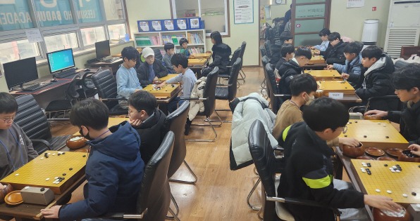 지난 15일 포항시바둑협회 열린 ‘제21회 경북일보 사장배 경상북도 학생바둑대회’ 최강·상급·고급부참가 학생들이 실력을 거루고 있다. 서의수 기자