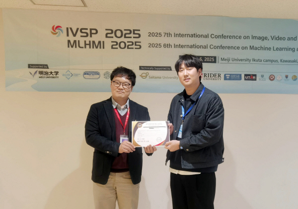 대구대 대학원생 정종욱 학생(오른쪽), MLHMI 2025 우수 논문상을 수상했다. 대구대.   출처 : 경북일보(https://www.kyongbuk.co.kr)