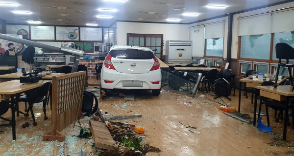 6일 오후 4시 19분께 달서구 도원동 한 식당으로 차량이 돌진하는 사고가 발생했다.  정훈진 기자 jhj131@kyongbuk.com