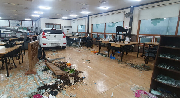 6일 오후 4시 19분께 달서구 도원동 한 식당으로 차량이 돌진하는 사고가 발생했다. 정훈진 기자 jhj131@kyongbuk.com