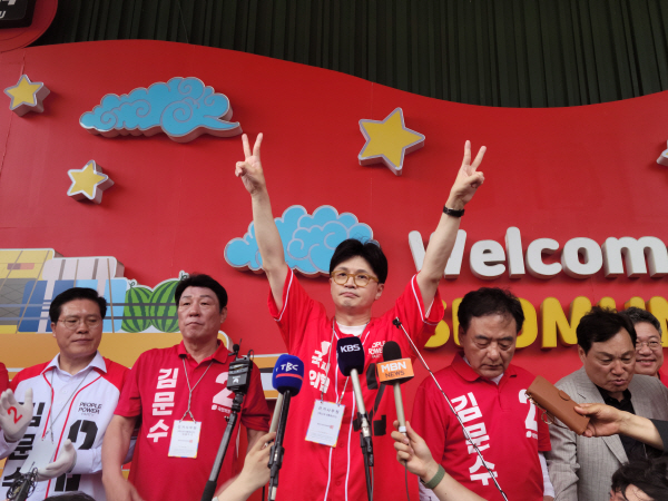 한동훈 국민의힘 전 대표가 21일 대구 중구 서문시장 지원 유세에서 당원과 지지자들에게 기호 2번 김문수를 외치고 있다. 전재용 기자