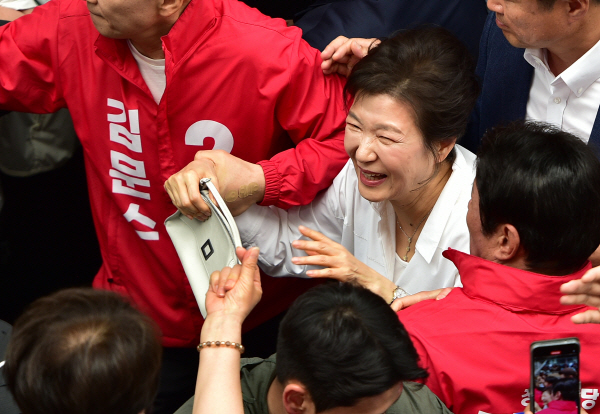 <b>박근혜</b>, 대구 서문시장 방문…"<b>김문수</b> 위한 보수 결집 신호탄"