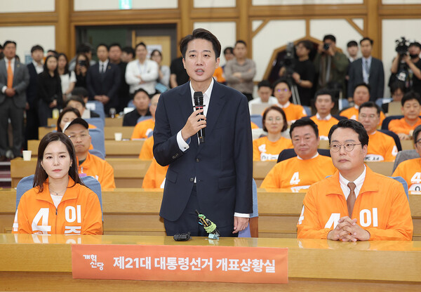 개혁신당 이준석 대선 후보가 3일 방송 3사 출구조사 발표를 확인한 뒤 서울 국회 여의도 의원회관에 마련된 당 개표상황실에 도착해 소감을 밝히고 있다.  연합