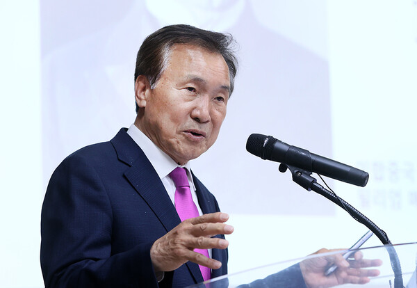 손학규 동아시아미래재단 상임고문이 11일 오후 구미시 IT의료융합기술센터에서 열린 '2025 경북포럼'에서 주제 강연을 하고 있다. 정훈진 기자 jhj131@kyongbuk.com