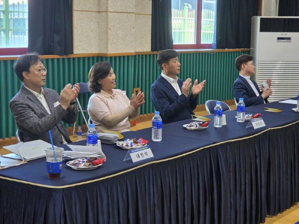 18일 의성초등학교 튼튼관에서 열린 ‘2025 안전골든벨 경상북도 어린이퀴즈쇼’ 의성예선에 참석한 경상북도의성교육지원청 전영배 교육지원과장(왼쪽부터), 이경순 의성초 교장, 이우식 교육장 등이 열띤 퀴즈 경쟁을 펼치는 학생들을 향해 박수로 응원하고 있다. 김동현 기자 jhass80@kyongbuk.com