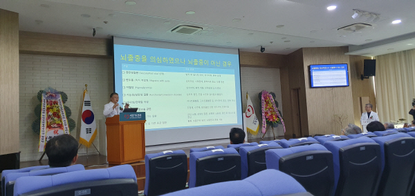 26일 열린 포항세명기독병원 지역심뇌혈관질환센터 개소식에서 한동선 병원장이 강연하는 모습. 황영우 기자