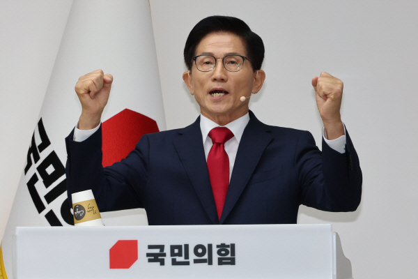 <b>김문수</b> "<b>계엄</b> 무탈" <b>발언 논란</b>… 당내 "사과 뒤엎는 망언"