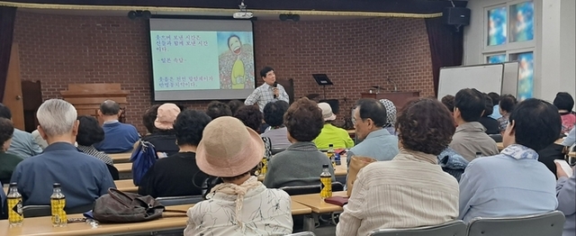 ▲ 정극원 교수가 1일 대구 남산교회 복지관에서 열린 대구환경대학 개강식에서 우리 민족의 역사적 빈곤을 극복한 박정희 전 대통령의 리더십에 대해 강연을 하고 있다. 정극원 교수.
