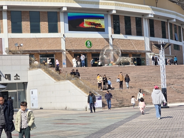 ▲ 매주 토,일요일 경기가 열리는 청도소싸움장에 하루 800명(청도공영사업공사 통계)이상의  관객이 모이고 있다.