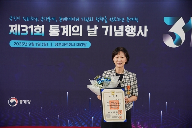 ▲ 포스텍(포항공과대학교) 융합대학원 이혜선 교수가 ‘옥조근정훈장’을 수상 후 기념사진을 찍고 있다.