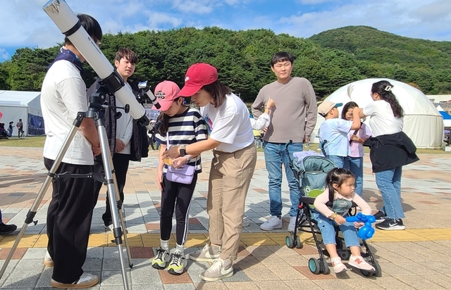 ▲ 지난해 보현산별빛축제장을 찾은 한 아이가 천체 관측 망원경을 보고 있다.