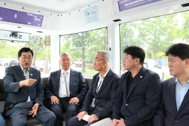▲ 주낙영 경주시장(왼쪽 첫번째)이 10일 보문관광단지 일원에서 열린 자율주행차 시승행사에 참석해 저율주행차 탑승해 기능을 점검하고 있다. 경주시