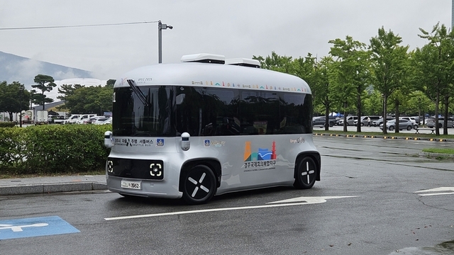 ▲ 10일 경주 보문단지 일원에서 시승행사를 가진 8인승 자율주행차 Roii 모습.