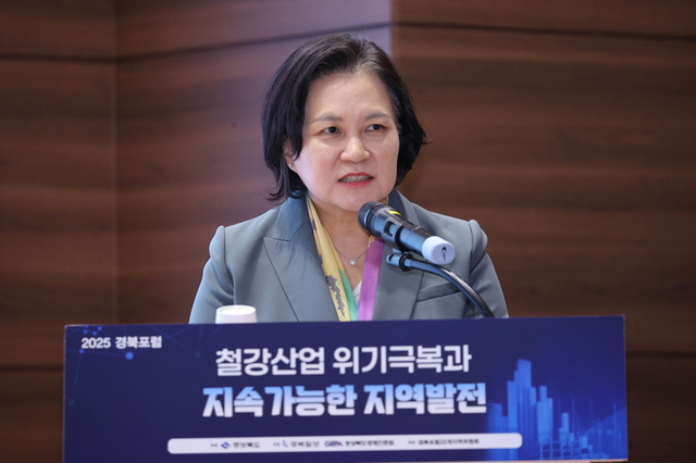 ▲ 경상북도가 주최하고 경북일보,경상북도경제진흥원이 주관하는 2025 경북포럼이
17일 오전 포항시청 대회의실에서 ‘철강산업 위기극복과 지속가능한 지역발전’이라는 주제로 열린 가운데 유명희 前산업통상자원부 통상교섭본부장이 ‘글로벌 통상 환경 변화와 한국 철강산업의 미래 전략’에 대해 주제강연을 하고 있다.김영환 기자 yhk@kyongbuk.com